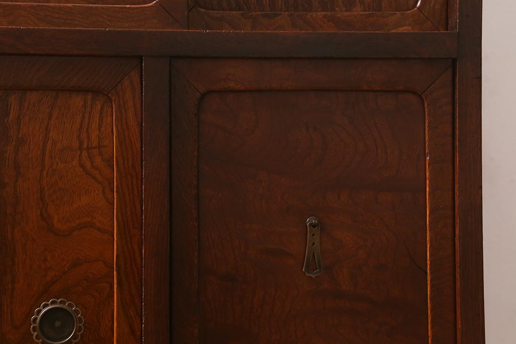 アンティーク家具　前面欅(ケヤキ)材　玉杢　倹飩扉付　漆塗りが美しい茶箪笥(戸棚、収納棚)(R-042619)