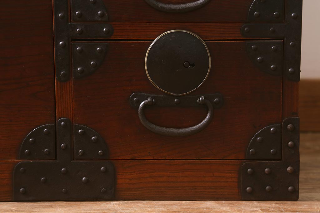 アンティーク家具　和製アンティーク　前面欅材・内部桐材　漆塗り　時代箪笥ローチェスト(ローボード、引き出し、タンス)(R-042621)