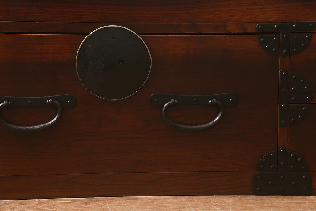 アンティーク家具　和製アンティーク　前面欅材・内部桐材　漆塗り　時代箪笥ローチェスト(ローボード、引き出し、タンス)(R-042621)