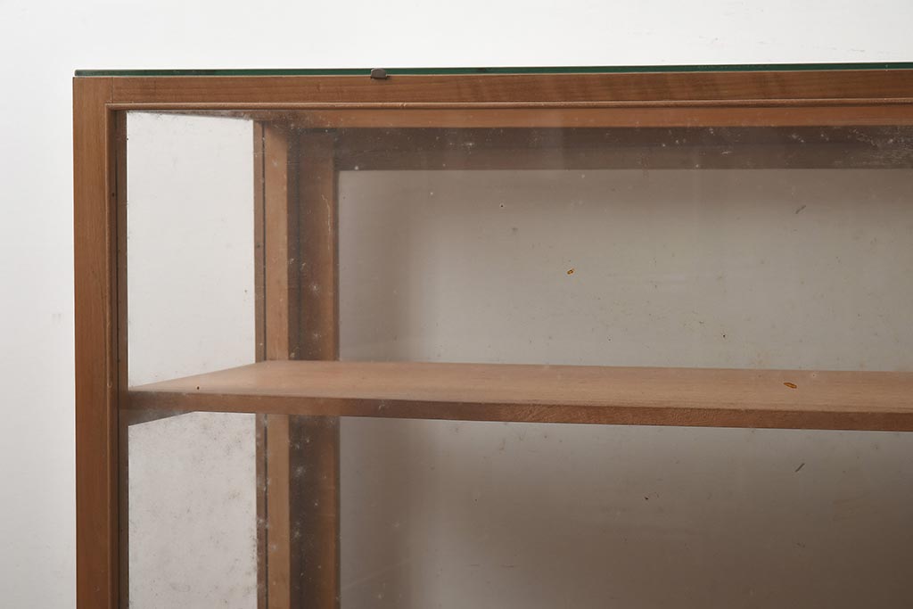 レトロ家具　シンプルなデザインが取り入れやすい昭和レトロなガラスケース(ショーケース、陳列棚)(R-042627)