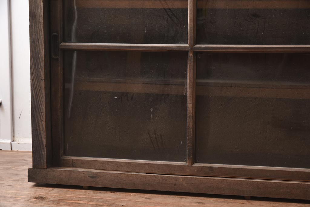 アンティーク家具　木製　ディスプレイを楽しめるシンプルなガラス戸棚(サイドボード)(R-042630)
