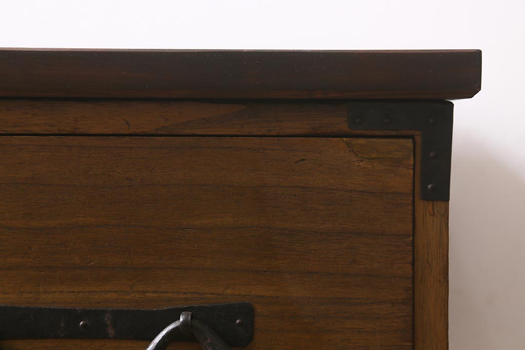 アンティーク家具　和製アンティーク　脚付きリメイク　味わい深い佇まいの箪笥ローボード(衣装箪笥、チェスト、テレビ台、リビングボード)(R-042631)