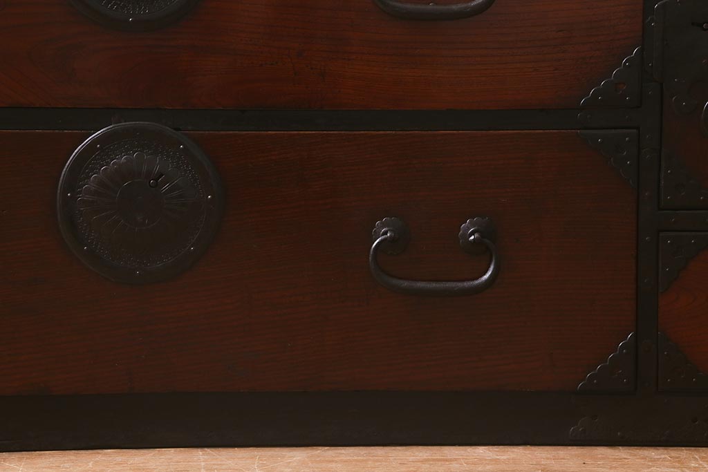 アンティーク家具　明治期　天板リメイク　前面欅(ケヤキ)材　凝った金具の意匠が目を引く箪笥ローボード(衣装箪笥、チェスト、引き出し、リビングボード)(R-042633)