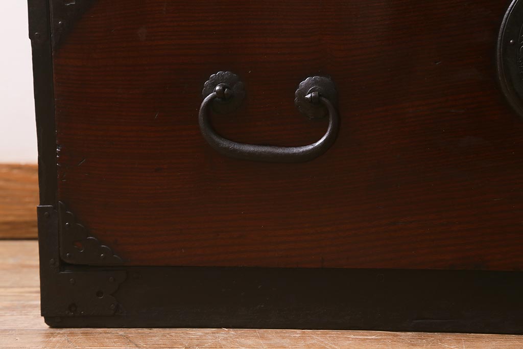 アンティーク家具　明治期　天板リメイク　前面欅(ケヤキ)材　凝った金具の意匠が目を引く箪笥ローボード(衣装箪笥、チェスト、引き出し、リビングボード)(R-042633)