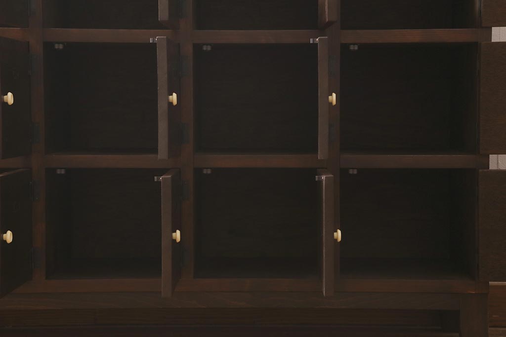 ラフジュ工房オリジナル　3×5マス　古材リメイク　ラワン古材　ネームプレート付きのマス目棚・右開き(収納棚、ロッカー、下駄箱)(R-042652)