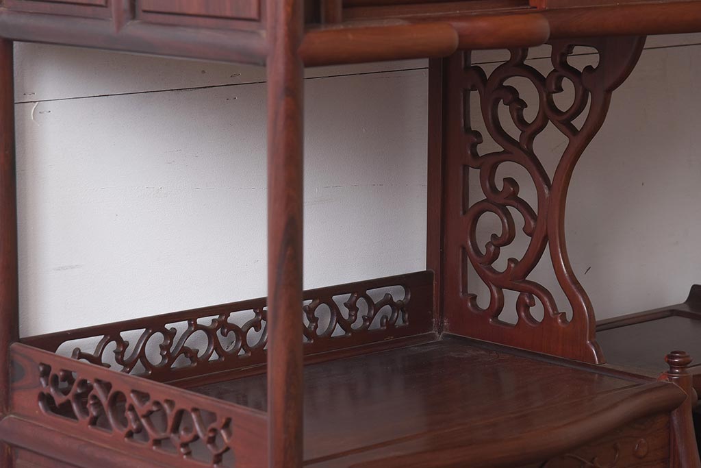 ヴィンテージ家具　紫檀材　品のある佇まいが魅力の飾り棚(茶棚、収納棚、ビンテージ)(R-042659)