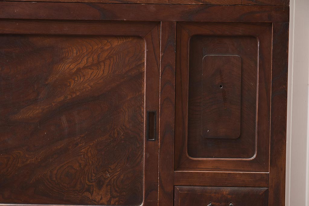 アンティーク家具　大正昭和初期　前面ケヤキ材　落ち着きのある佇まいが魅力の関東水屋箪笥(重ね戸棚、収納棚、キャビネット)(R-042662)