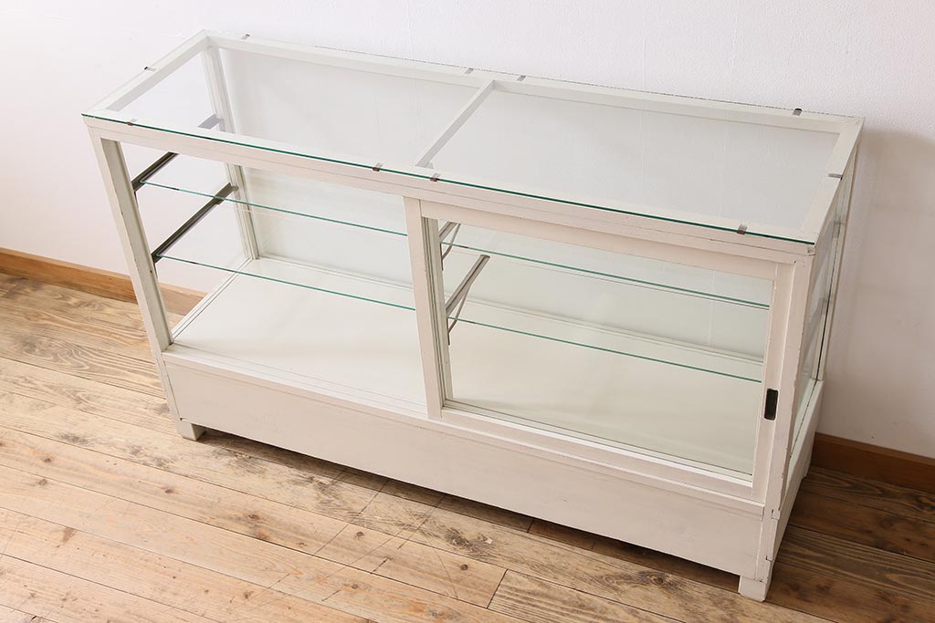 レトロ家具　ホワイトカラーのペイントがおしゃれな脚付きガラスケース(ショーケース、陳列棚)(R-042665)