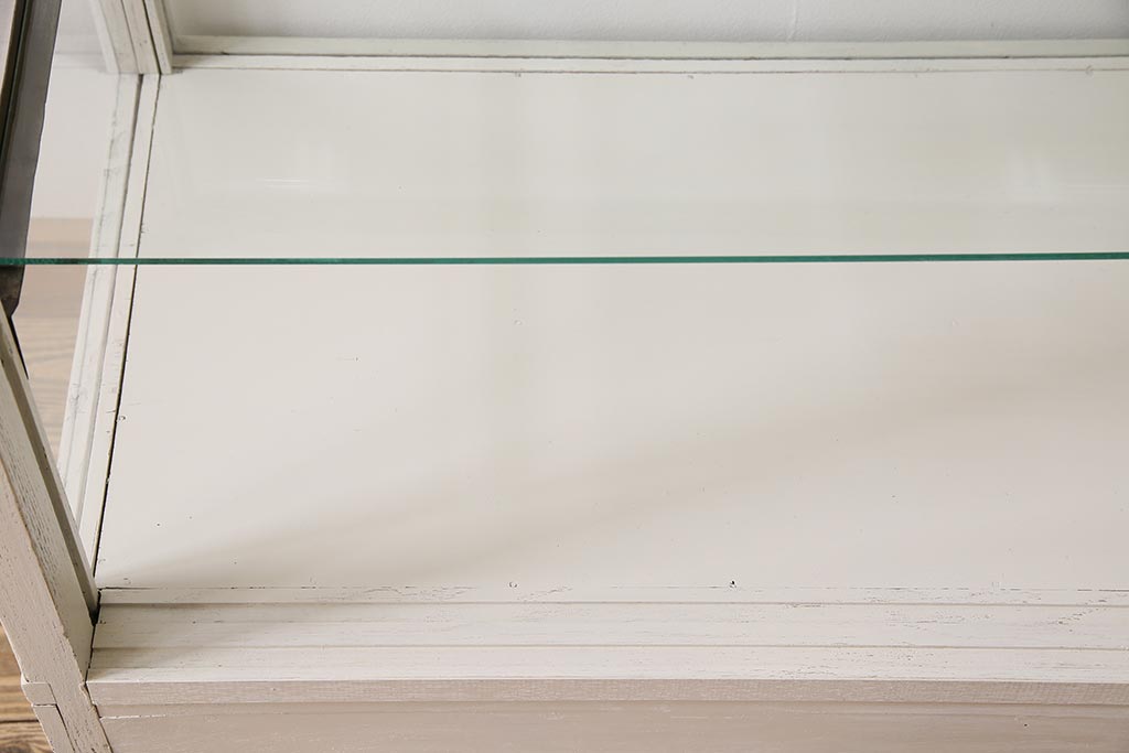 レトロ家具　ホワイトカラーのペイントがおしゃれな脚付きガラスケース(ショーケース、陳列棚)(R-042665)