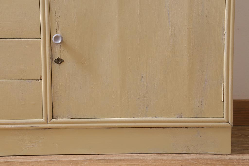 ビンテージ家具　柔らかいペイントカラーのレトロなキャビネット(戸棚、収納棚)(R-042705)