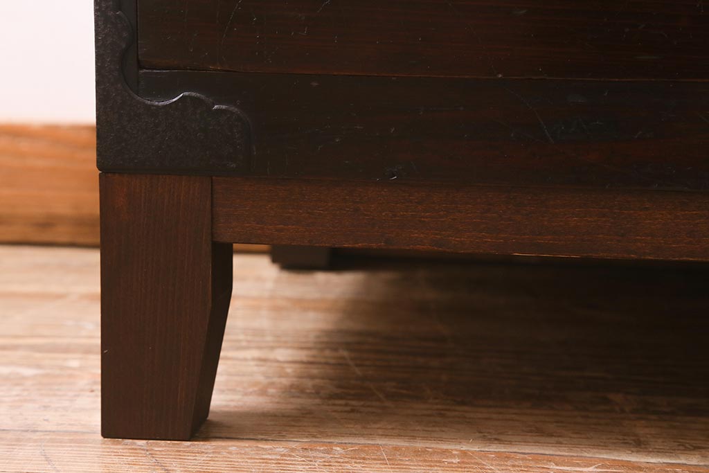 アンティーク家具　脚付きリメイク　和空間におすすめな箪笥ローボード(ローチェスト、テレビ台)(R-042707)