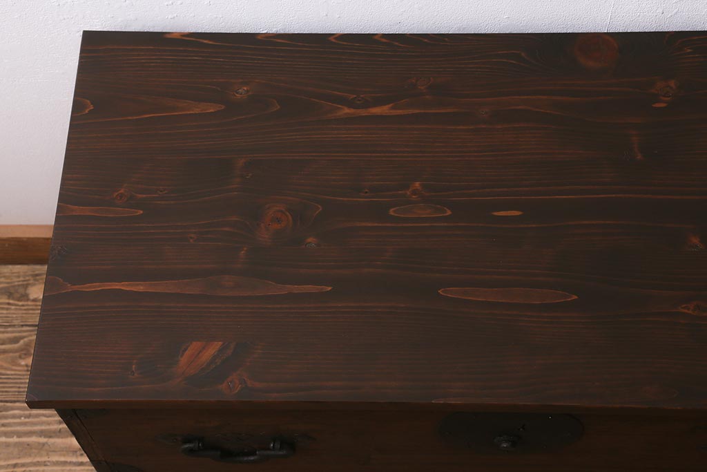 アンティーク家具　明治大正期　天板リメイク　木瓜(もっこう)引手と凝ったデザインの座金が目を引く時代箪笥ローチェスト(ローボード、引き出し、衣装箪笥、タンス)(R-042719)