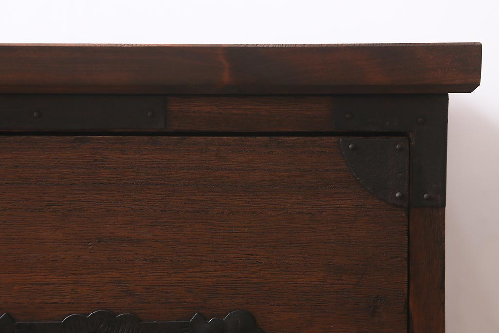 アンティーク家具　明治大正期　天板リメイク　鉄脚付き　木瓜(もっこう)引手と凝ったデザインの座金が目を引く時代箪笥ローチェスト(ローボード、引き出し、衣装箪笥、タンス)(R-042720)