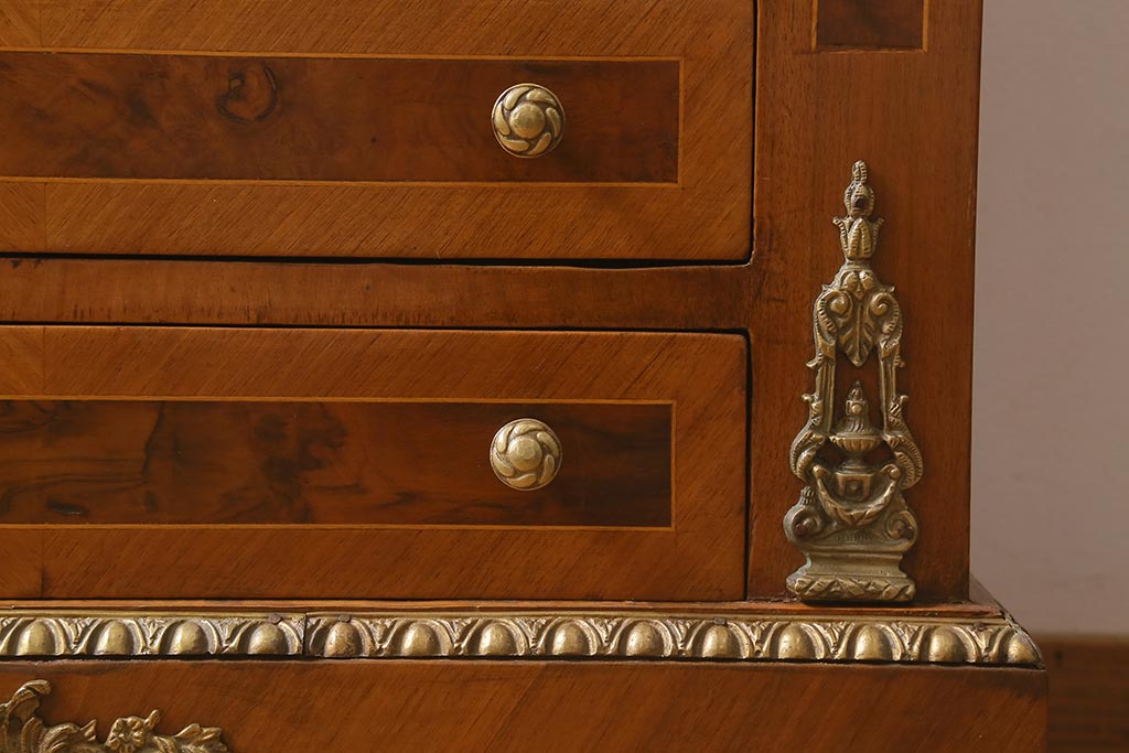 中古　イタリア家具　真鍮装飾　象嵌　凝った意匠がおしゃれなキャビネット(飾り棚、戸棚)(定価約68万円)(R-042729)