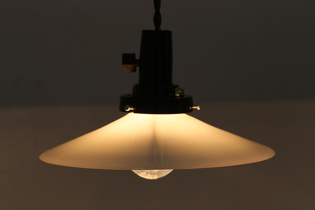 アンティーク照明　戦前　昔懐かしい白い平笠シェードの吊り下げ照明(天井照明、電笠、ペンダントライト)(R-042731)