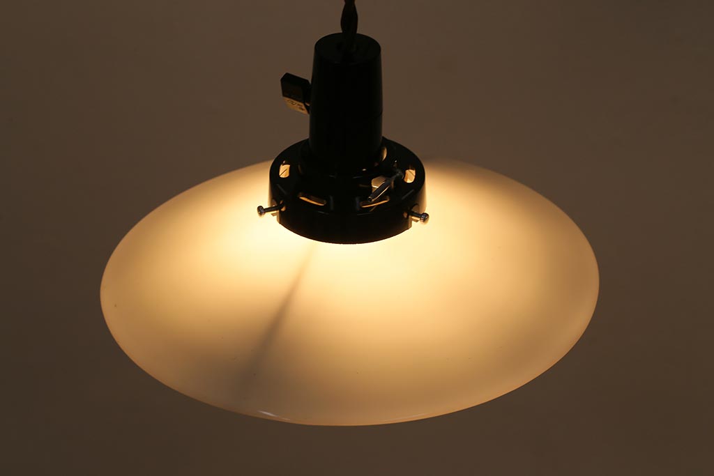 アンティーク照明　戦前　昔懐かしい白い平笠シェードの吊り下げ照明(天井照明、電笠、ペンダントライト)(R-042731)