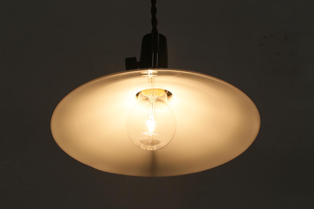 アンティーク照明　戦前　昔懐かしい白い平笠シェードの吊り下げ照明(天井照明、電笠、ペンダントライト)(R-042733)