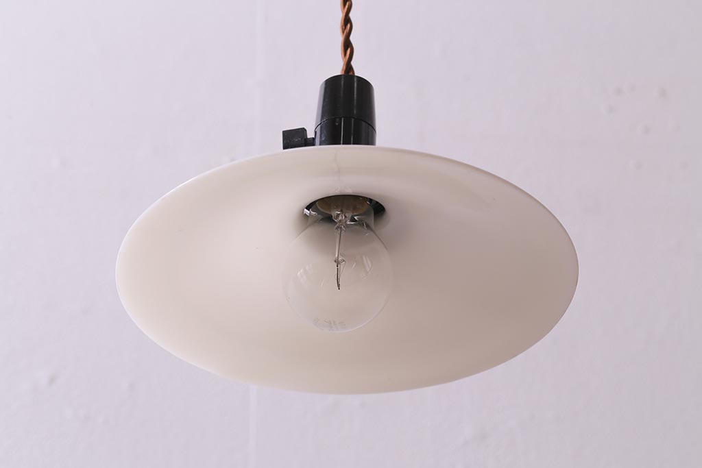 アンティーク照明　戦前　昔懐かしい白い平笠シェードの吊り下げ照明(天井照明、電笠、ペンダントライト)(R-042733)