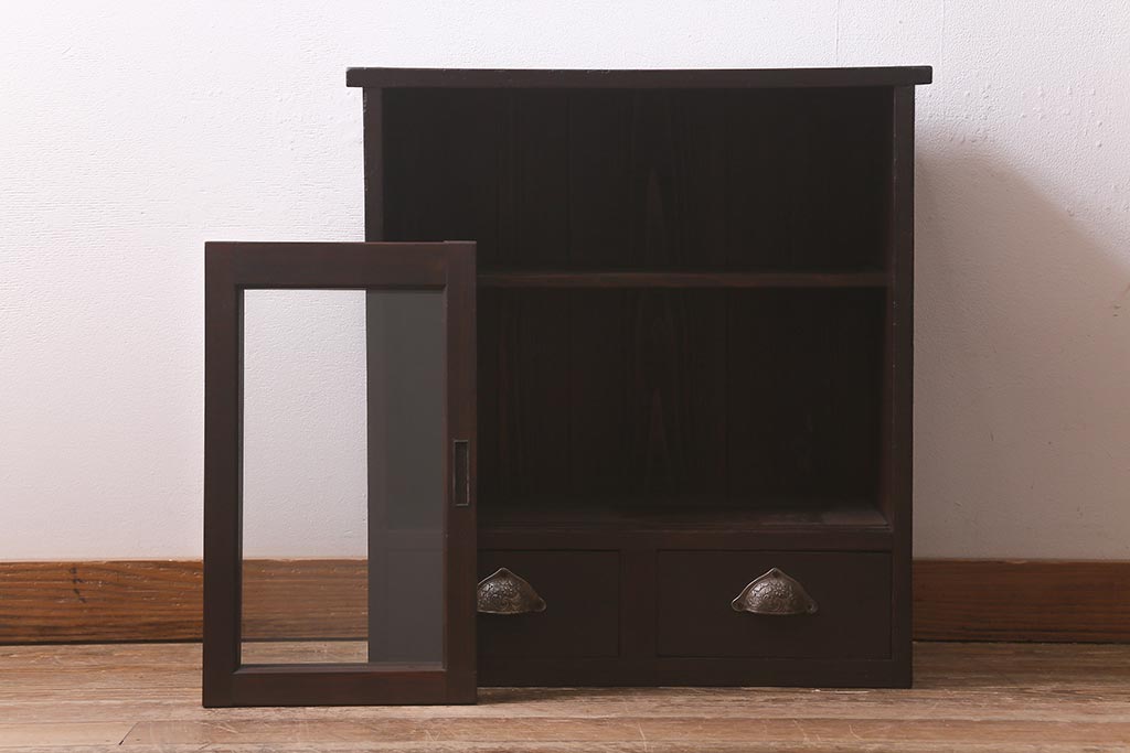 アンティーク家具　クラシカルな取っ手がおしゃれな小振りのガラス戸棚(収納棚、キャビネット)(R-042750)