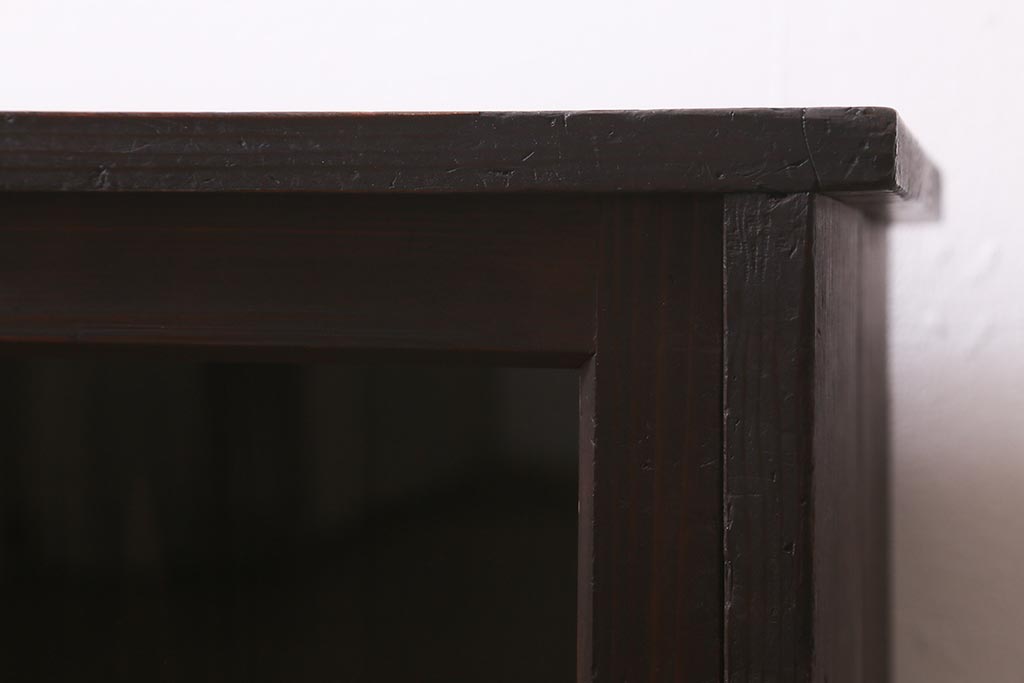アンティーク家具　クラシカルな取っ手がおしゃれな小振りのガラス戸棚(収納棚、キャビネット)(R-042750)