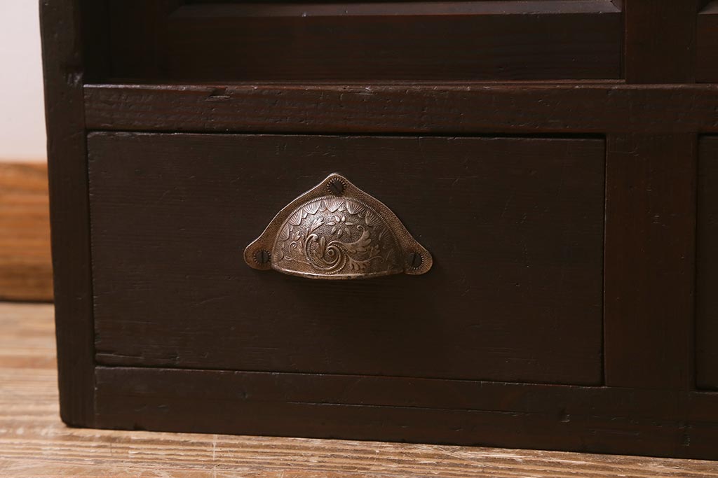アンティーク家具　クラシカルな取っ手がおしゃれな小振りのガラス戸棚(収納棚、キャビネット)(R-042750)