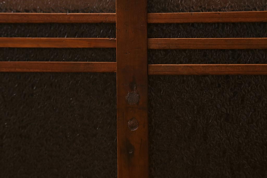アンティーク家具　木製　ダイヤガラス入り　レトロスタイルにおすすめな小振りの戸棚(収納棚、キャビネット)(R-042753)