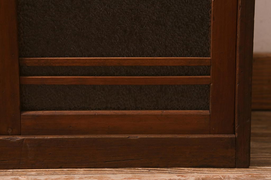 アンティーク家具　木製　ダイヤガラス入り　レトロスタイルにおすすめな小振りの戸棚(収納棚、キャビネット)(R-042753)