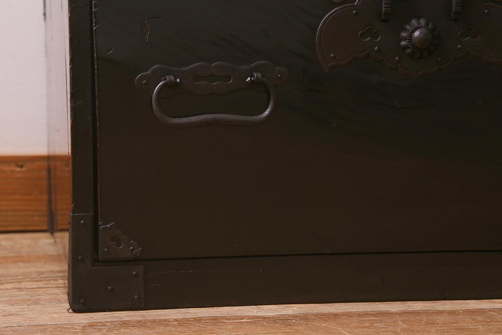 アンティーク家具　大正昭和初期　杉材　和の風格漂う黒漆塗りが魅力の庄内箪笥(時代箪笥、重ね箪笥、引き出し)(R-042845)