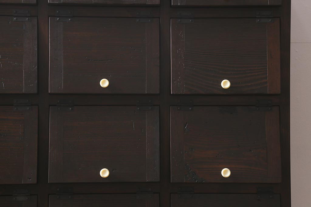 ラフジュ工房オリジナル　古材リメイク　モミの木　白い取っ手がレトロで可愛らしいパタパタ扉のマス目棚(収納棚、下駄箱)(R-042850)