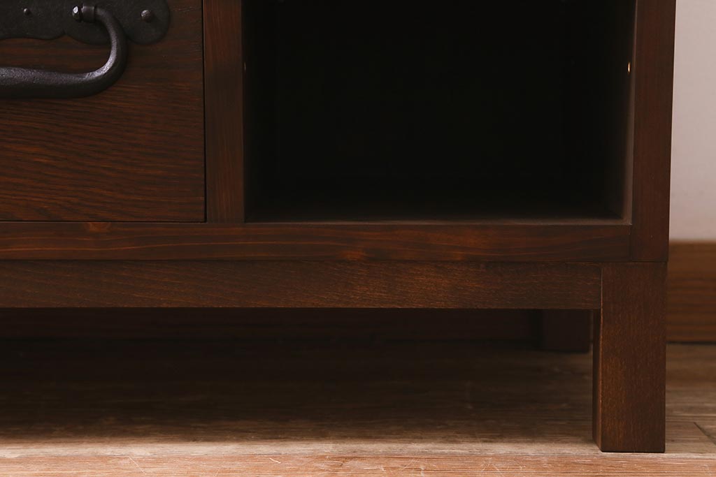ラフジュ工房オリジナル　前板栗材　大正期　脚付き　古金具を使ったリメイクローボード(テレビ台、リビングボード、収納棚)(R-042854)