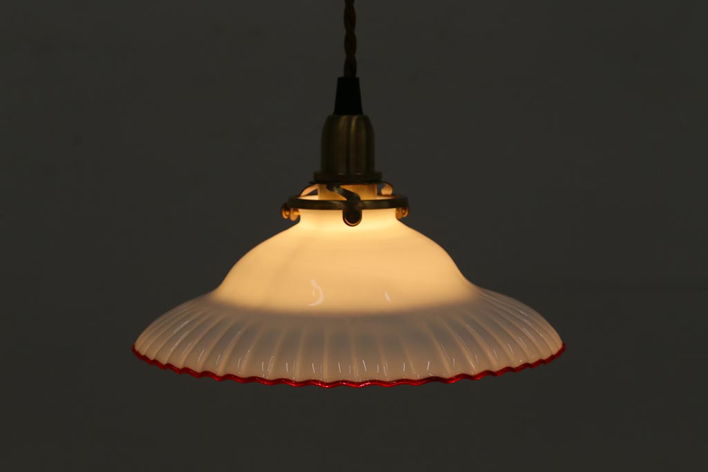 アンティーク照明　レトロ　ミルクガラス　赤縁フリルのペンダントライト(ランプシェード、天井照明)(R-042861)