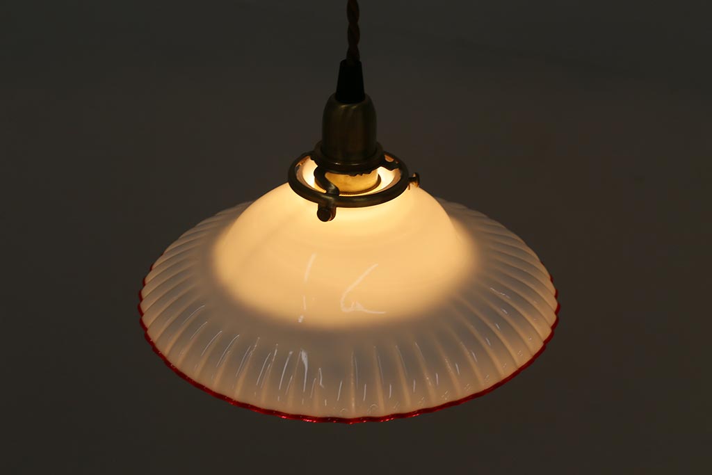 アンティーク照明　レトロ　ミルクガラス　赤縁フリルのペンダントライト(ランプシェード、天井照明)(R-042861)