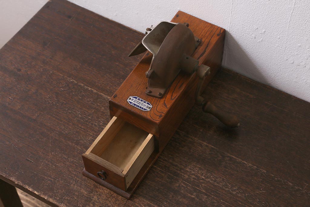 アンティーク雑貨　昭和レトロ　手廻式鰹節削器(古道具)(R-042867)