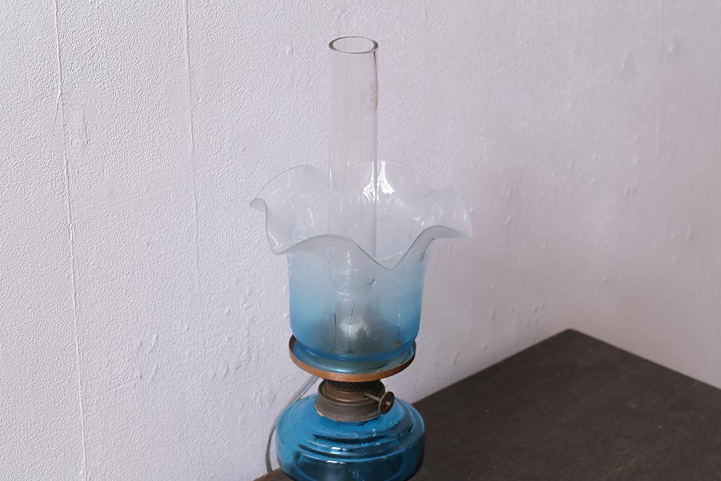 アンティーク照明　オイルランプリメイク　フリルガラス　ブルーのガラスがおしゃれなテーブルランプ(卓上照明)(R-042878)