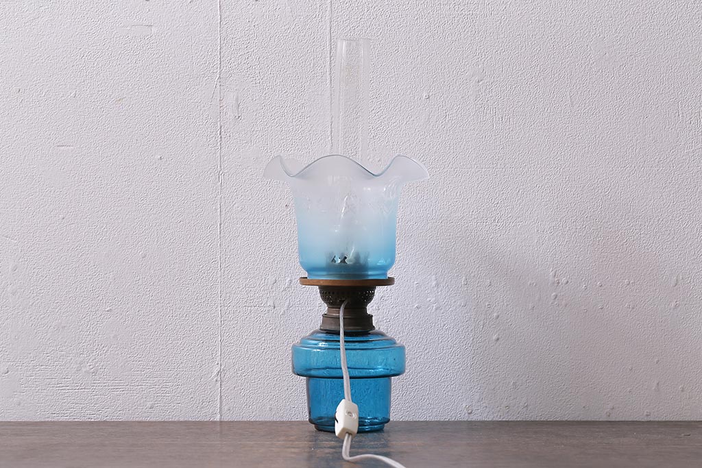 アンティーク照明　オイルランプリメイク　フリルガラス　ブルーのガラスがおしゃれなテーブルランプ(卓上照明)(R-042878)