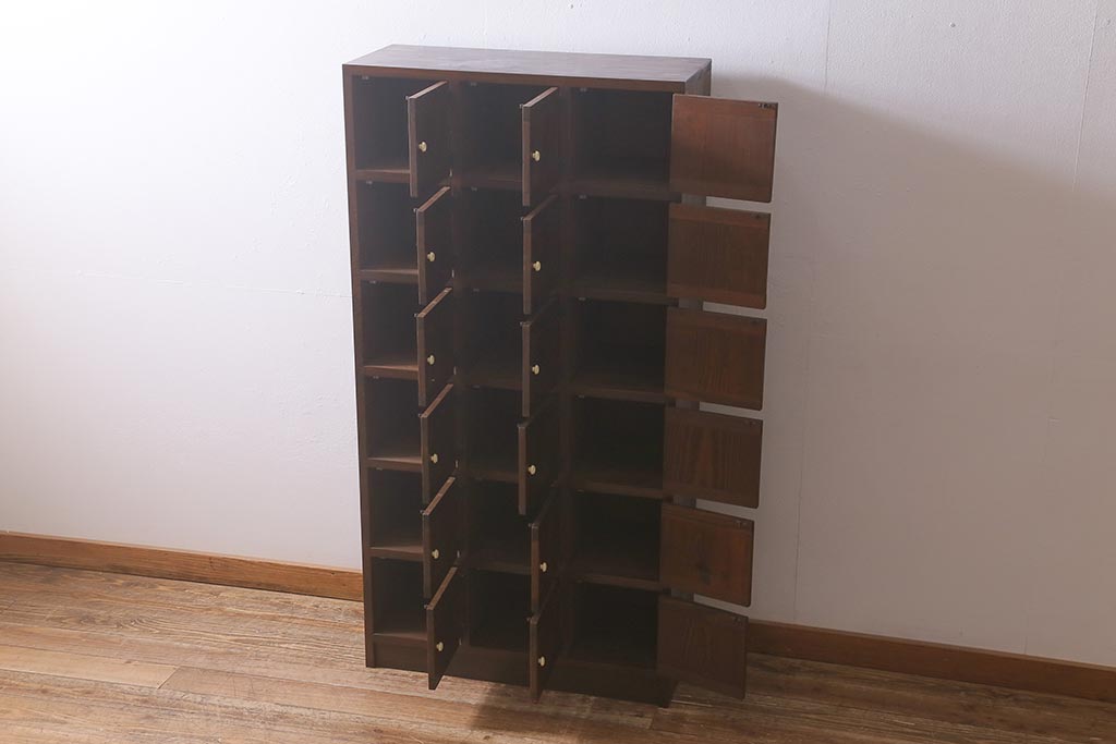 ラフジュ工房オリジナル　6×3マス　古材リメイク　モミの木　白い取っ手がアクセントのマス目棚(収納棚、下駄箱)(R-042881)