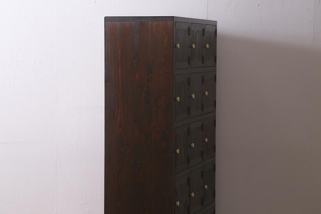 ラフジュ工房オリジナル　6×3マス　古材リメイク　モミの木　白い取っ手がアクセントのマス目棚(収納棚、下駄箱)(R-042881)