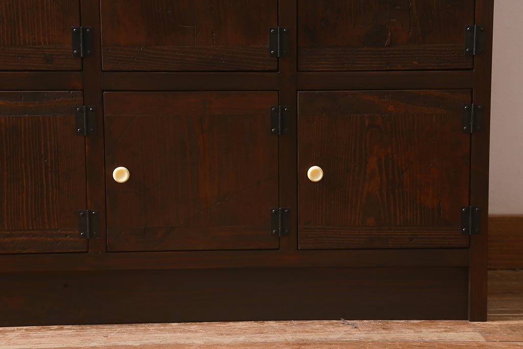 ラフジュ工房オリジナル　6×3マス　古材リメイク　モミの木　白い取っ手がアクセントのマス目棚(収納棚、下駄箱)(R-042881)