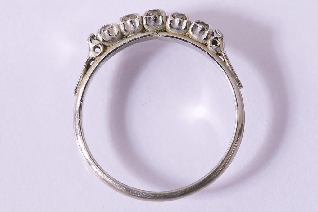 ヴィンテージアクセサリー　シルバー　クリアなストーンが並んだリング(指輪、ビンテージ)(R-042910)