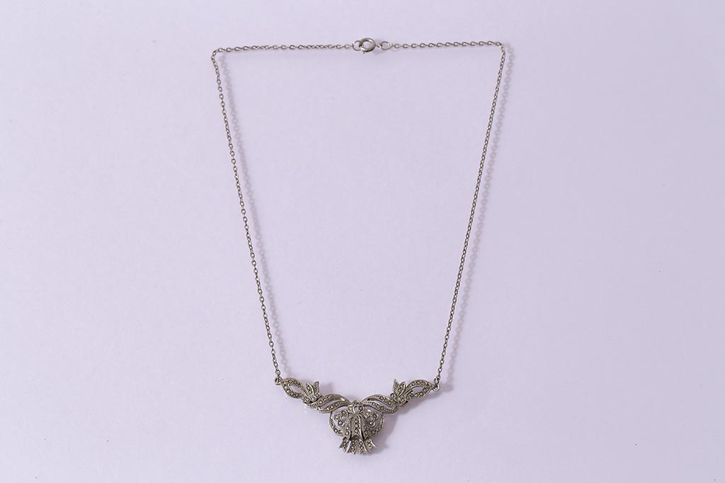 ヴィンテージアクセサリー　気品漂うクラシカルなネックレス(ペンダント、ビンテージ)(R-042921)