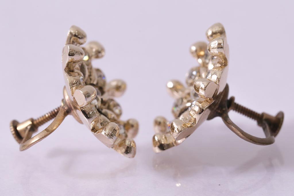 ビンテージアクセサリー　日本製　きらきらと輝く花モチーフのヴィンテージイヤリング(R-042925)