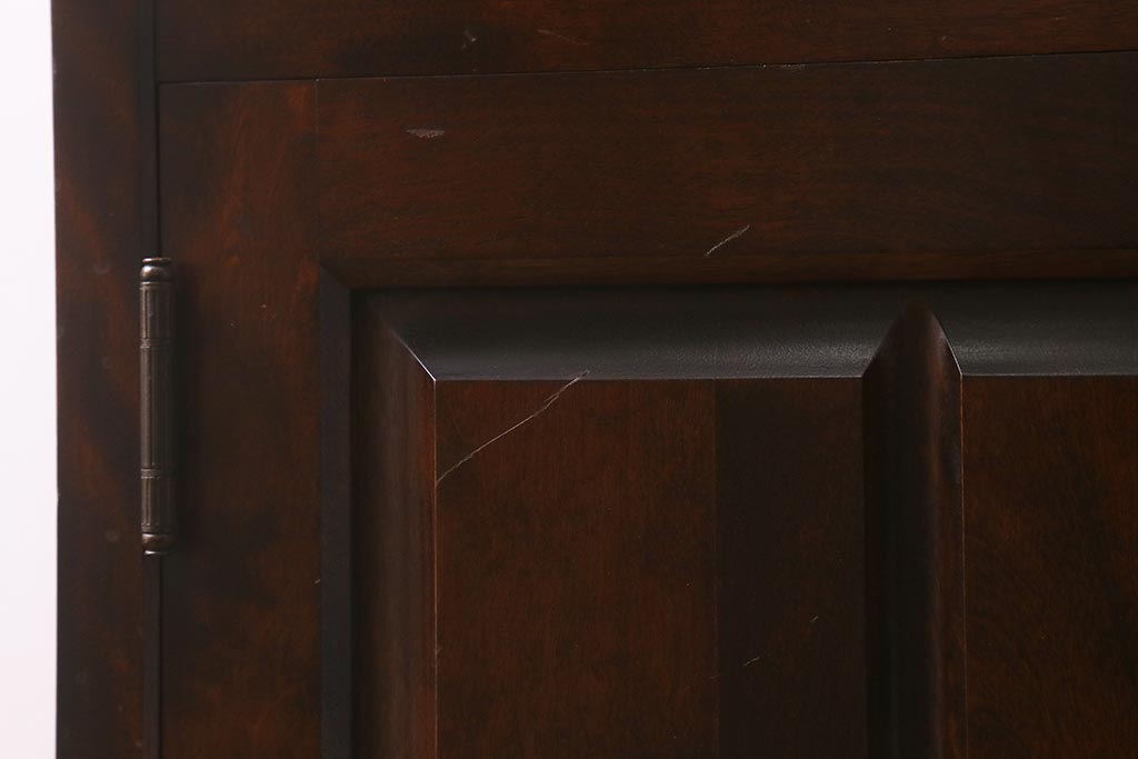 中古　リメイク　北海道民芸家具　モダンなデザインで使いやすい脚付きサイドボード(収納棚、戸棚)(R-042935)