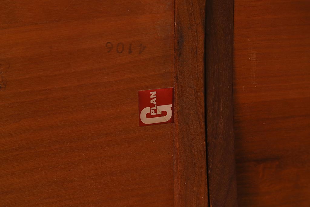 ヴィンテージ家具　北欧ビンテージ　G-PLAN(ジープラン)　チーク材　温かみのある木味が魅力のネストテーブル(サイドテーブル)(R-042939)