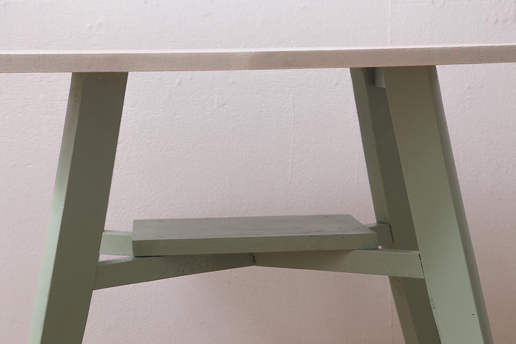 ペイント家具　レトロ家具　ナチュラルな色合いが魅力のサイドテーブル(カフェテーブル、飾り台)(R-042941)