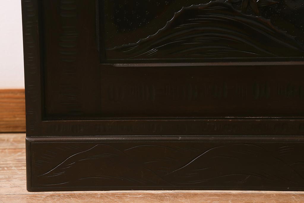 中古　軽井沢彫り　桜の意匠が随所に散りばめられた美しいキャビネット(飾り棚、茶棚、収納棚、戸棚)(R-042945)
