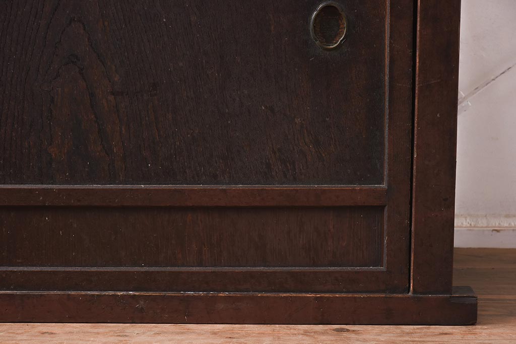 アンティーク家具　和製アンティーク　明治大正期　前面ヒノキ材　モダンな雰囲気漂う小ぶりな水屋箪笥(収納棚、戸棚)(R-042949)
