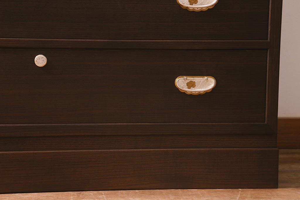 中古　伝統工芸品　頓所芳男　衣装盆付き　牡丹の前飾りが素敵な重ね加茂総桐箪笥(総桐たんす、和タンス、衣装箪笥、着物箪笥)(定価約120万円)(R-042959)
