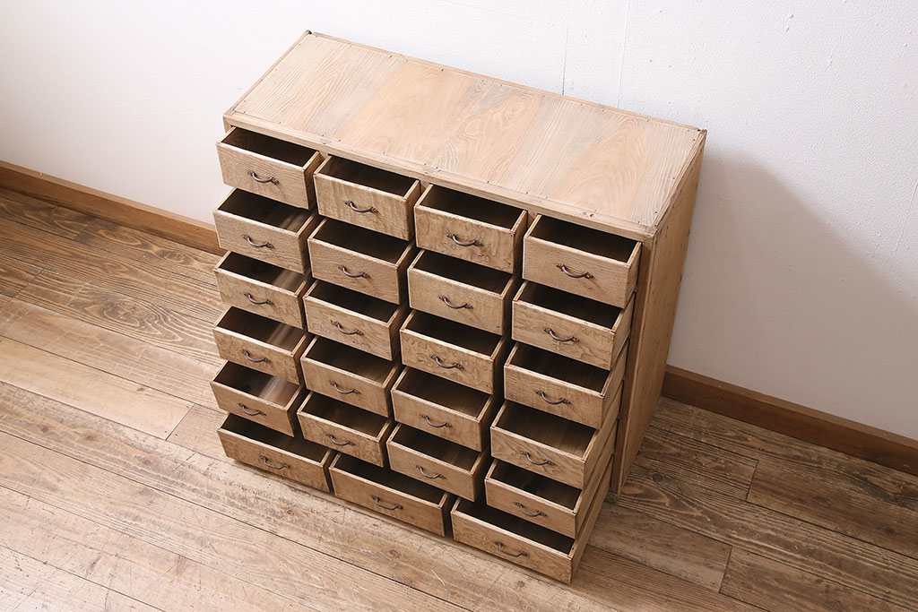 アンティーク家具　昭和初期　ストリップド(剥離)　タモ材　独特の木目が味わい深いチェスト(引き出し23杯)(R-042969)
