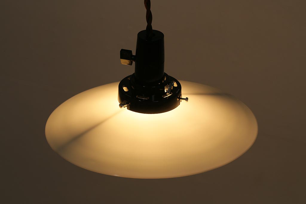 アンティーク照明　戦前　昭和レトロ　昔なつかしい平笠シェードのペンダントライト(天井照明、吊り下げ照明)(R-042998)