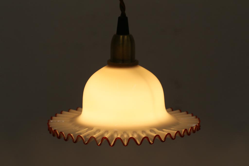 アンティーク照明　レトロ　ミルクガラス　赤縁フリルのペンダントライト(ランプシェード、天井照明)(R-042999)